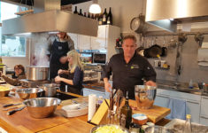 Mitarbeiter der Kita Robbeninsel kochen in der Kochschule "lecker werden"