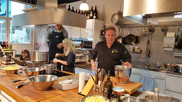 Mitarbeiter der Kita Robbeninsel kochen in der Kochschule "lecker werden"