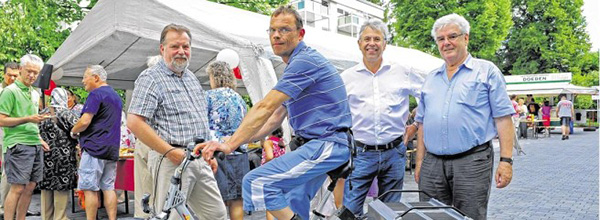 Jörg Elsner im Kreise von anderen Personen beim Mieterfest