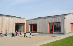 Spielende Kinder vor der Kita Die kleine Robbeninsel in Heiligenhaus