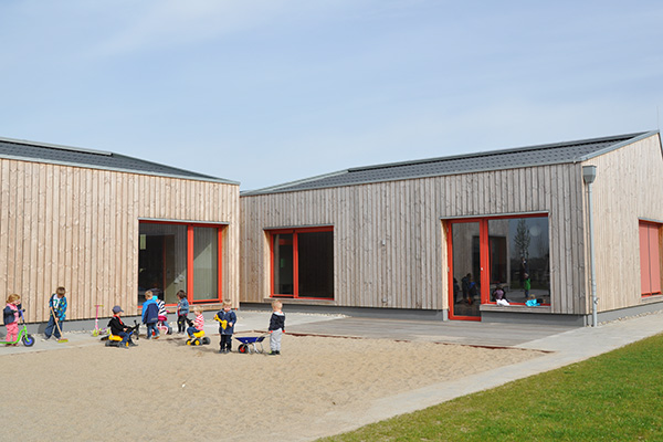 Spielende Kinder vor der Kita Die kleine Robbeninsel in Heiligenhaus