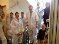 RWE-Mitarbeiter helfen beim Renovieren des Treppenhauses von Pro Mobil