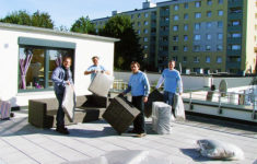 RWE-Mitarbeiter verschönern Dachterasse des Wohnhauses Am Kostenberg