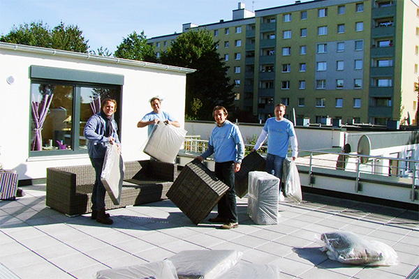 RWE-Mitarbeiter verschönern Dachterasse des Wohnhauses Am Kostenberg