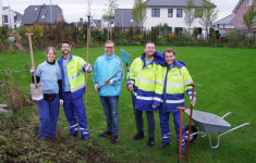 RWE-Mitarbeiter gärtnern in der Kindertagesstätte Kleine Robbeninsel