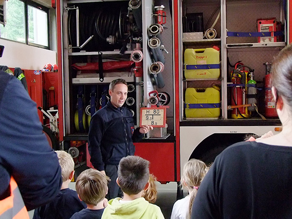Vorschulkinder der Kita Kleine Robbeninsel besuchen die Freiwillige Feuerwehr in Heiligenhaus